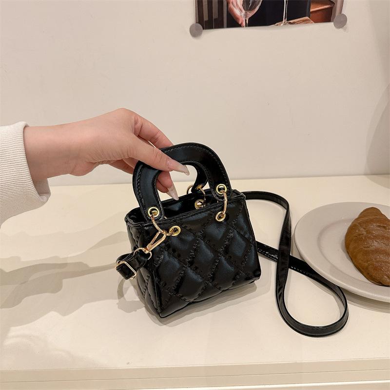 2025 new fashion diamond foreign style shoulder bag women's simple commuting exquisite portable Princess Diana bag temperament messenger bag