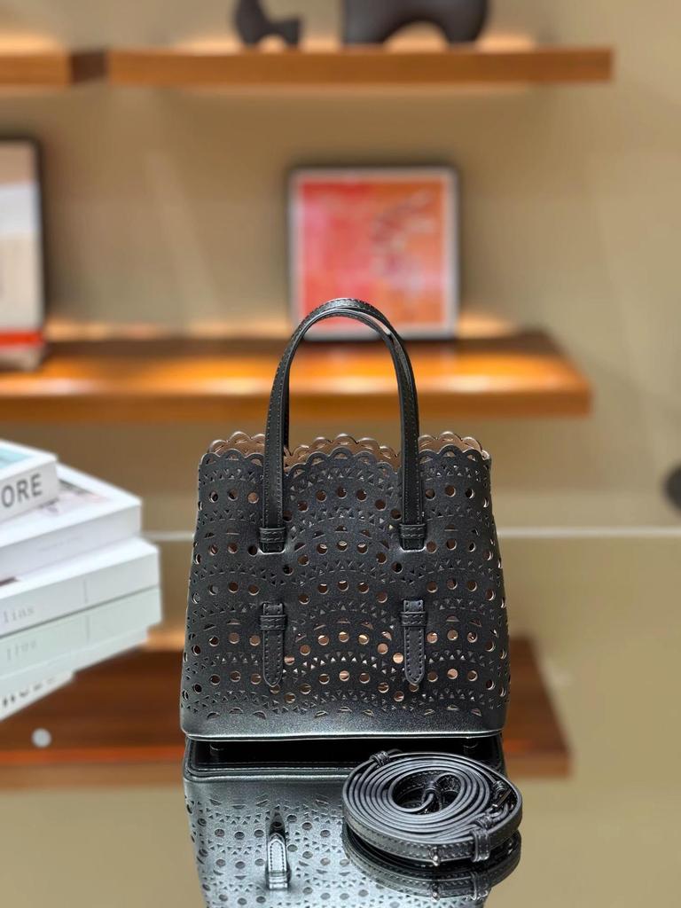 Dámská crossbody kabelka z ručně broušené hovězí kůže, laserově řezaná, z pravé kůže