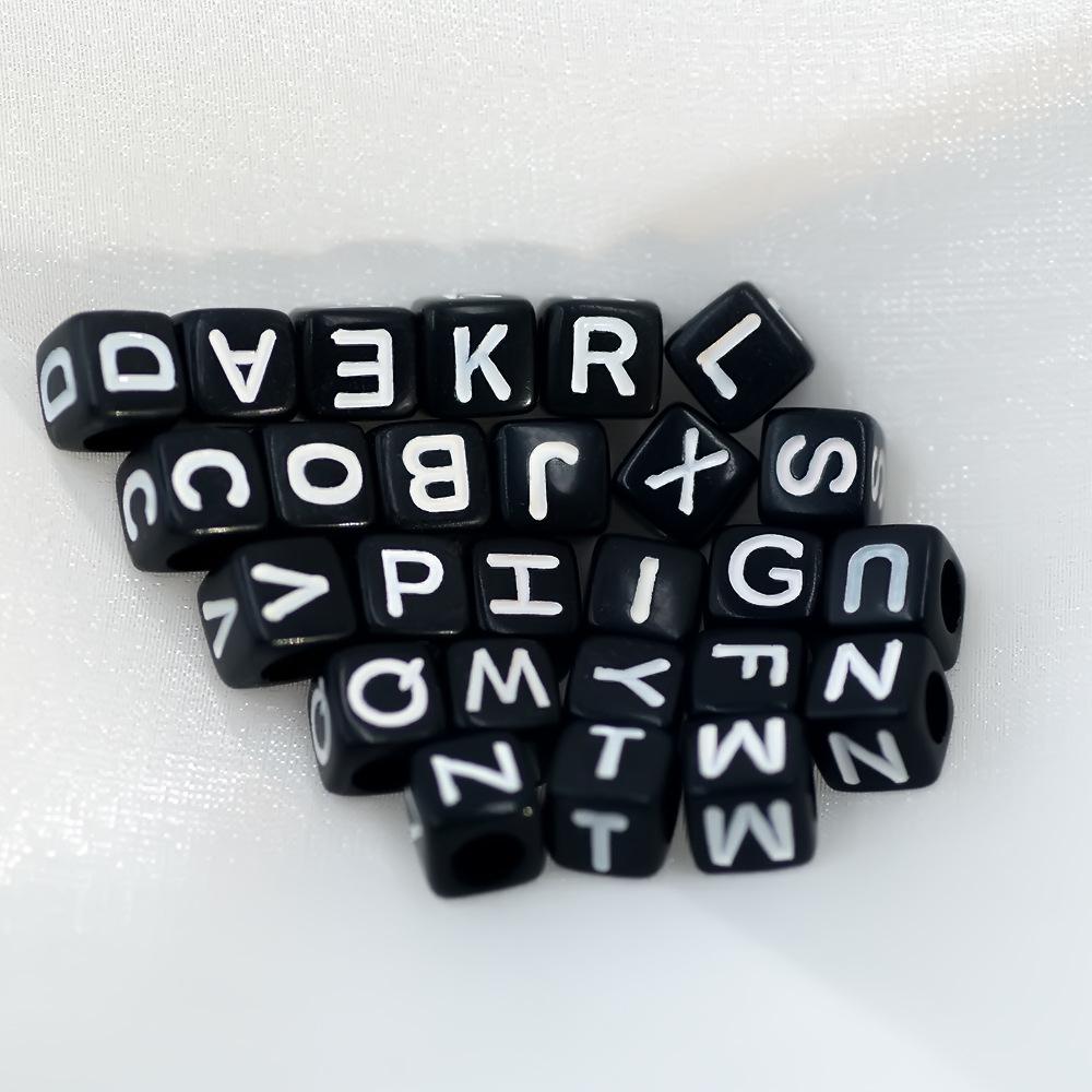 Akrylové černé korálky 6x6mm s bílými písmeny – Dětské ručně vyráběné doplňky pro anglické dopisní šperky