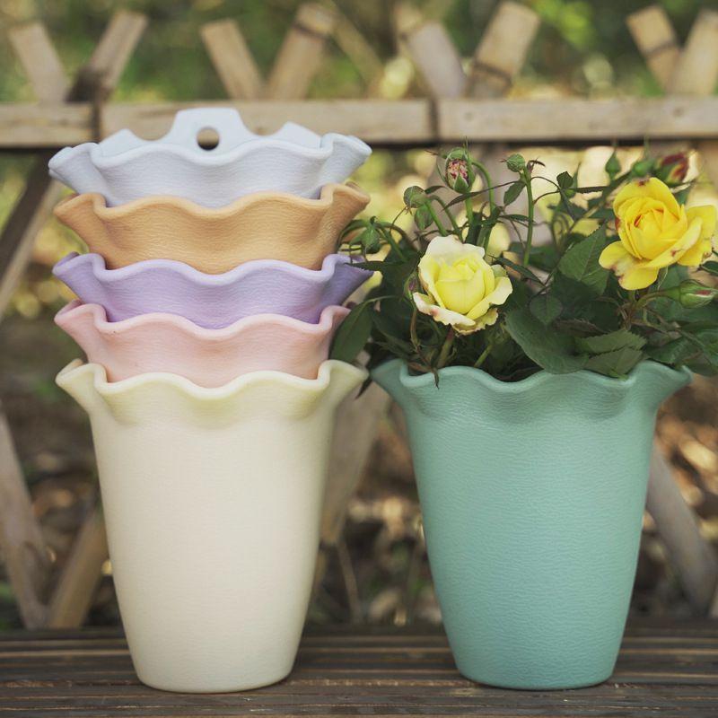 Decorative Plastic Planter With Drainage For Wall Hanging And Garden Fence Decor