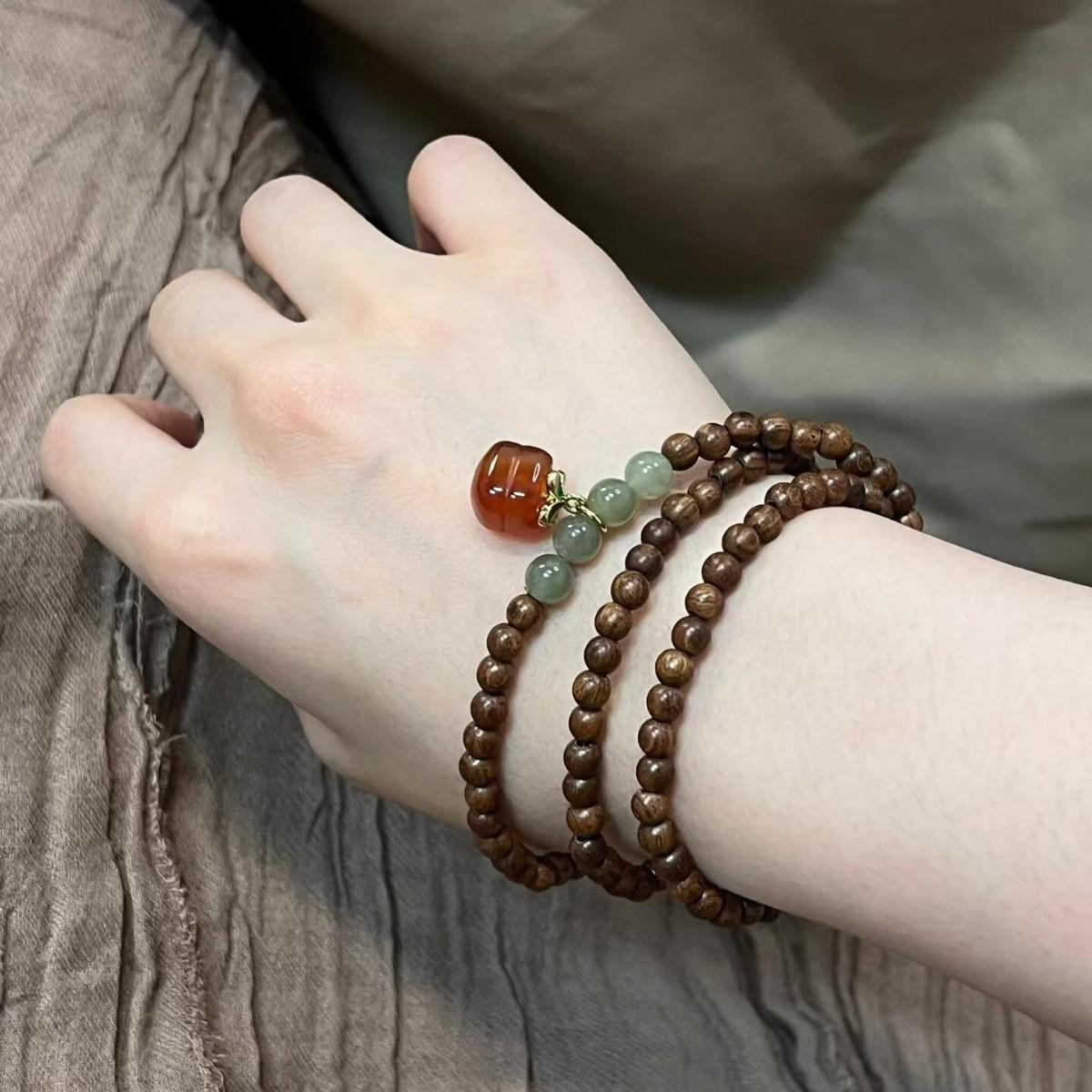 

Retro Gold Sandalwood Bracelet with Agate Persimmon Pendant - Versatile Women s Fashion Accessory in New Chinese Style