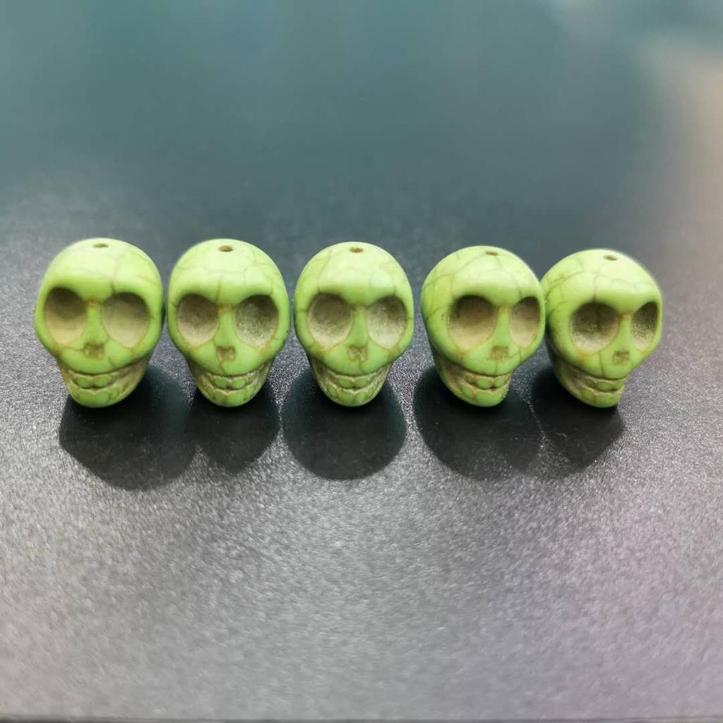 DIY Totenkopf-Form 15*18 mm Howlith Gefärbter Stein Mix-Farbe Türkis Geschnitzte Totenkopf-Form Lose Perlen, Für DIY Schmuckherstellung