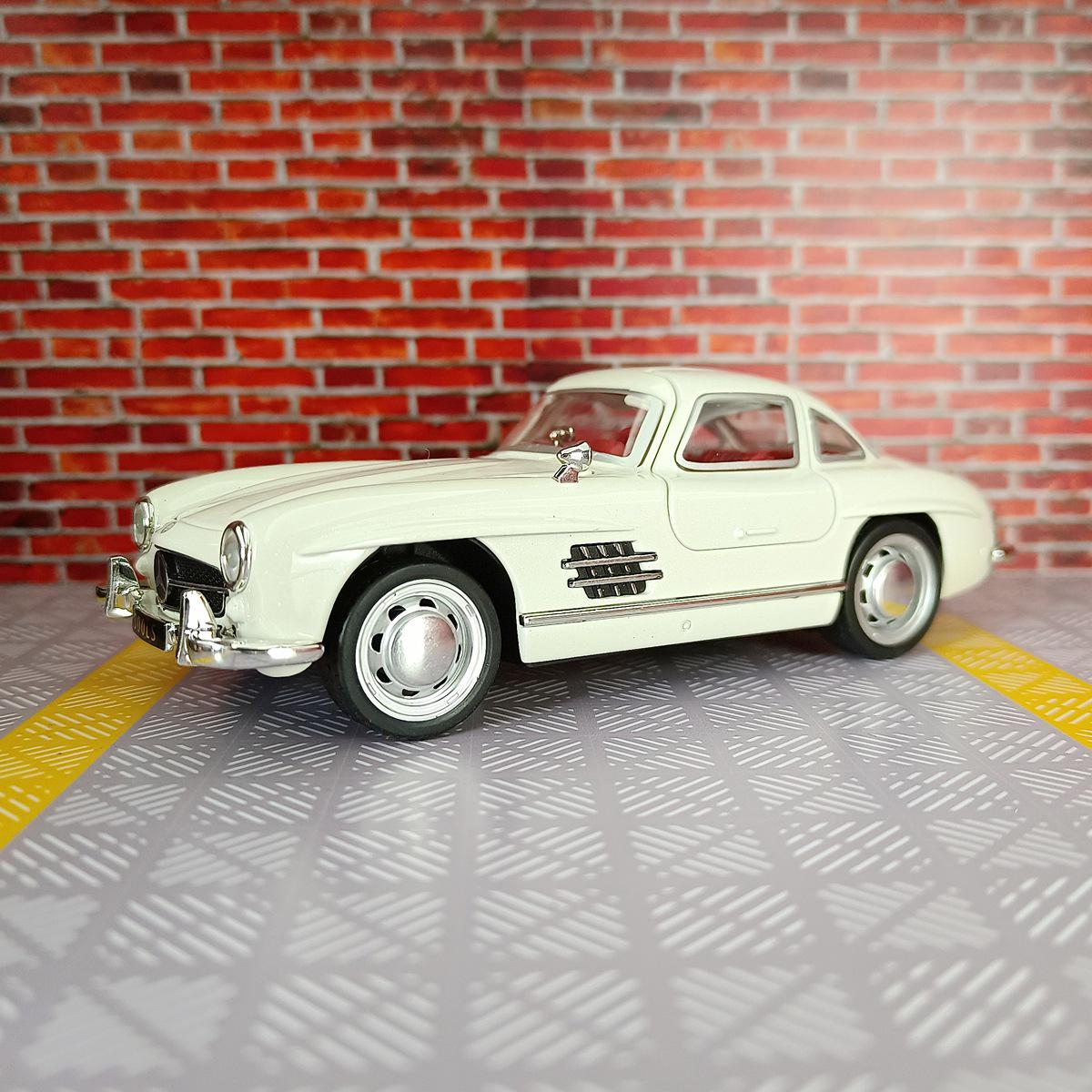 

Zhongyuanxing 21028 Alloy Model: 300SL Retro Classic Pull-Back Toy Car with Sound & Light Features белый
