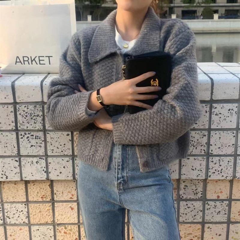 

Элегантный модный кардиган Корейский свободный свитер для женщин Лацкан Осенняя куртка Длинный рукав Вязаный карман Однотонный Новый крой Верхняя одежда One Size серый