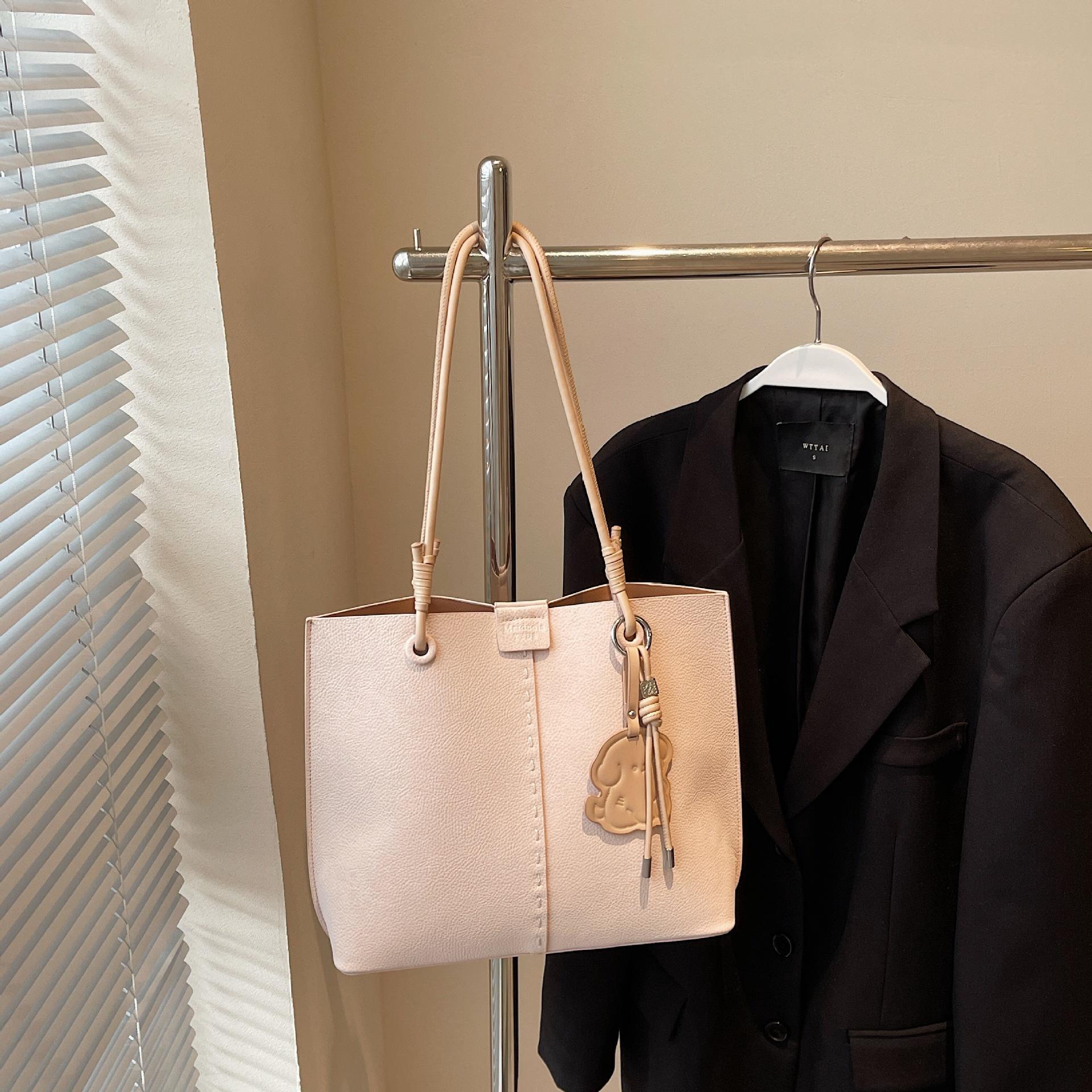 

Commuter tote bag women s 2025 Korean version of fashion women s bag casual large-capacity shoulder bag premium underarm bag розовый