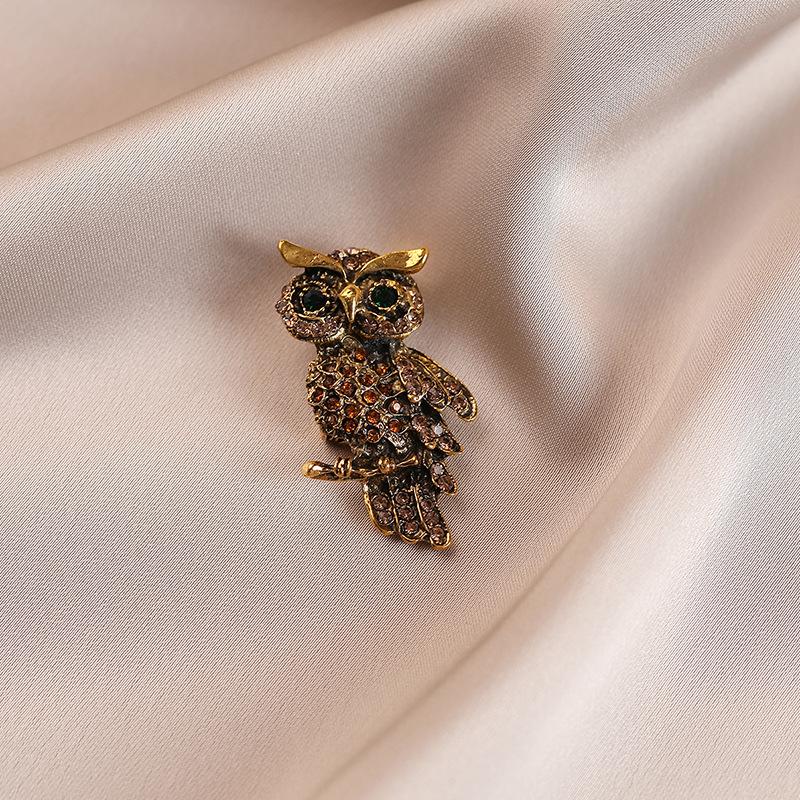La Broche Hibou Entièrement Pavée D'éclat Dégage Un Sentiment De Haut De Gamme, De Luxe Léger Et De Niche. Il présente une broche animale rétro incrustée de diamants.