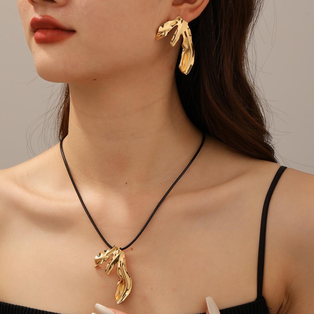 European and American jewelry, curled five-leaf stamen leather chain set, necklace, small fresh earrings chain, lava collarbone chain.