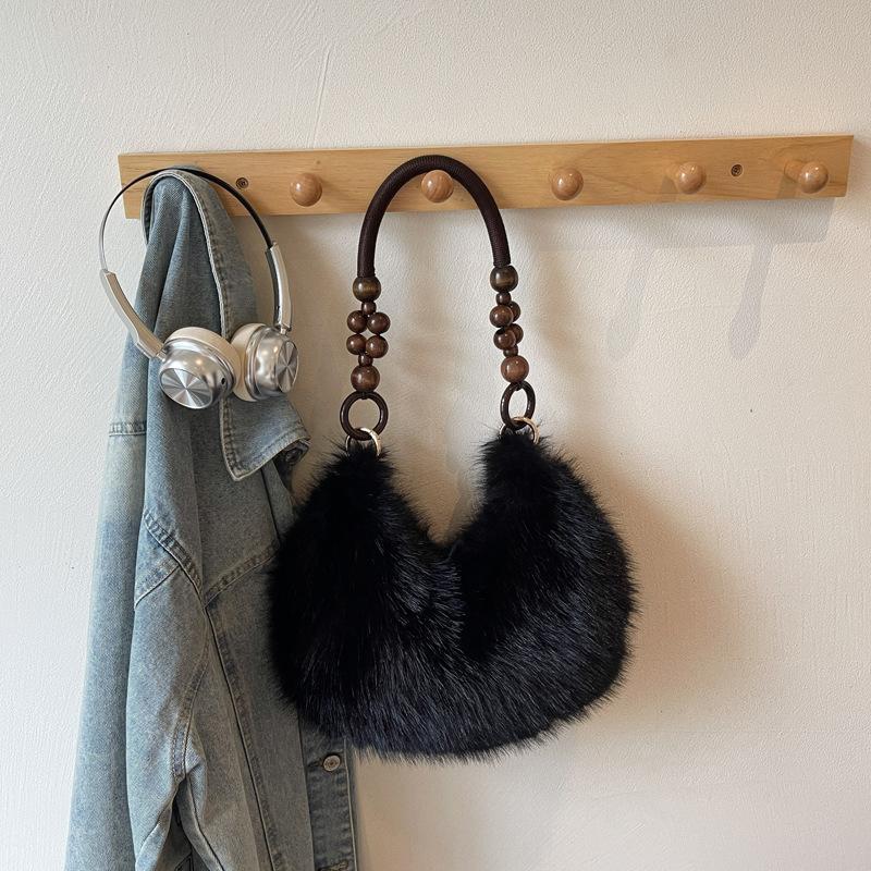 

Плюшевая сумка женская 2025 осень новая трендовая китайская мода сумка через плечо большая вместимость通勤 подмышечная сумка чёрный