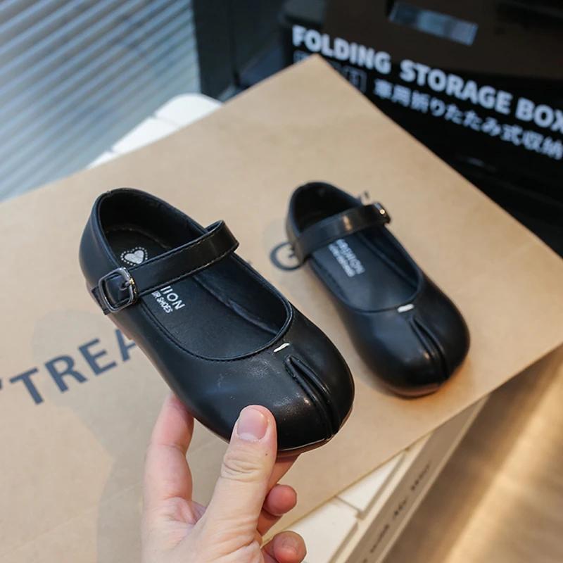 2024 Jaro Nové Dětské Ležérní Boty v Korejském Stylu Falešné Rozdělení Prstů Dětské Zapínání na Suchý Zip Kulatá Špička Platforma Jednoduché Protiskluzové