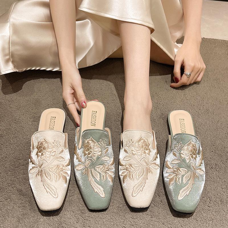 New Chinese-style embroidered bag head half slippers women's outer wear summer new retro versatile flat-bottomed Muller half-tray shoes