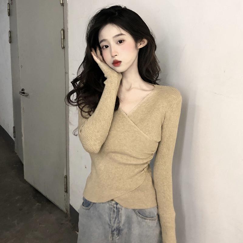 Black Deep V-neck Knitted Bottoming Shirt Popular for Women In Early Autumn, Irregular Slim Fit with Collarbone Long-sleeved Top