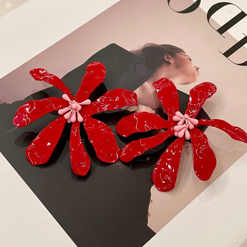 Übertriebene rote Blumenohrringe mit perlenbesetzten Blütenblattsteckern für Damen, Sommerkollektion 2025