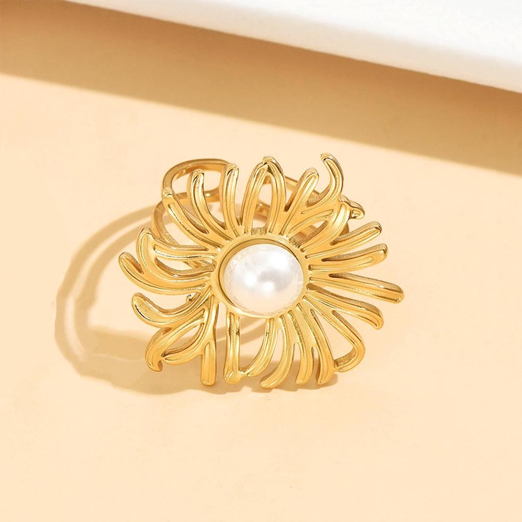 Exaggerated Retro Floral Faux Pearl Daisy Ring