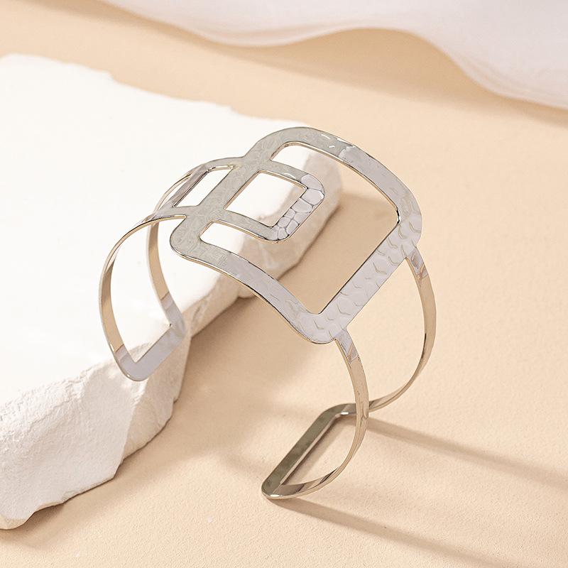 Fashion Design Retro Geometric Open Bangle for Women