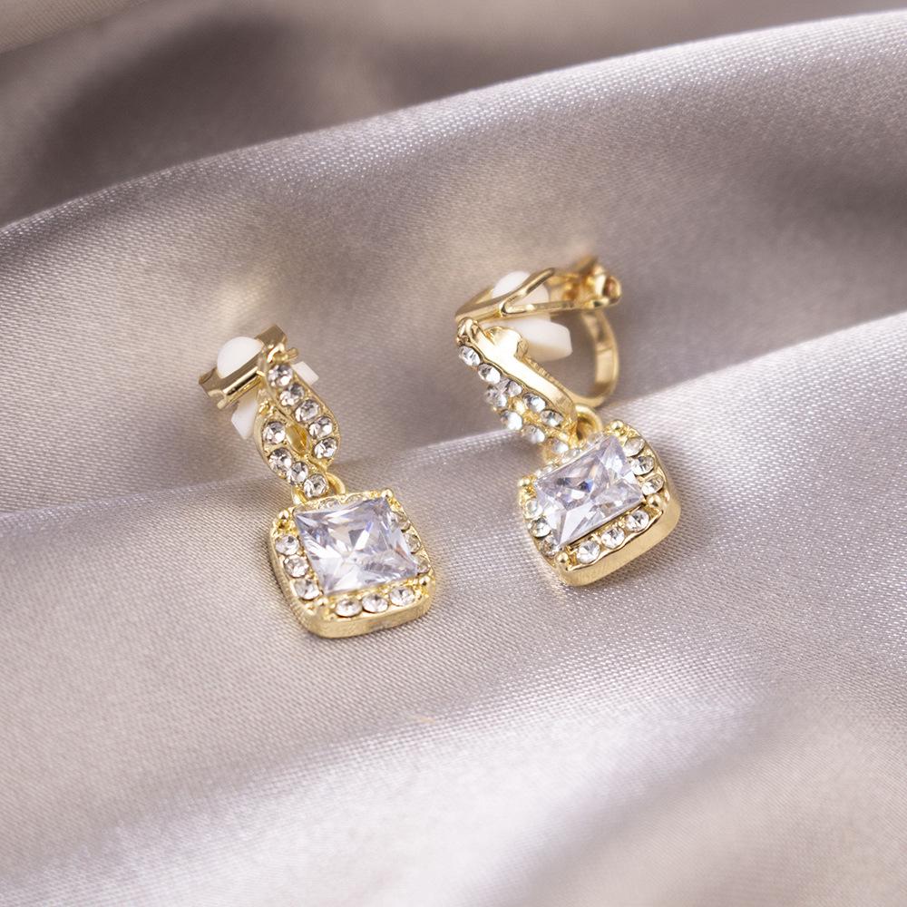 Elegant Clip-On Triangle Earrings for Non-Pierced Ears - Versatile, Light Luxury for Everyday Wear.