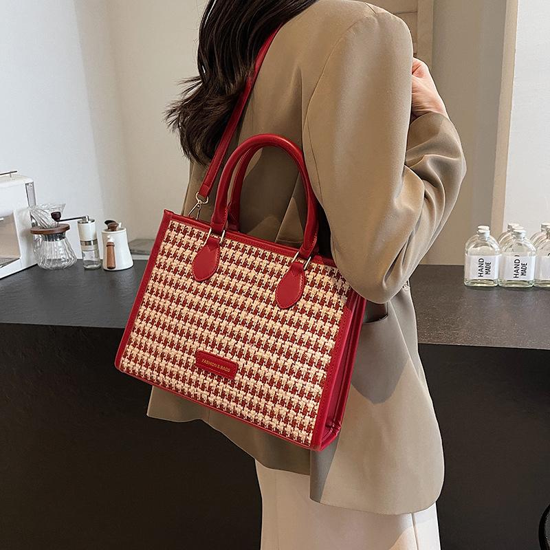 Design fashionable texture contrasting color tote bag large-capacity commuter women's bag 2025 autumn new bridal wedding bag