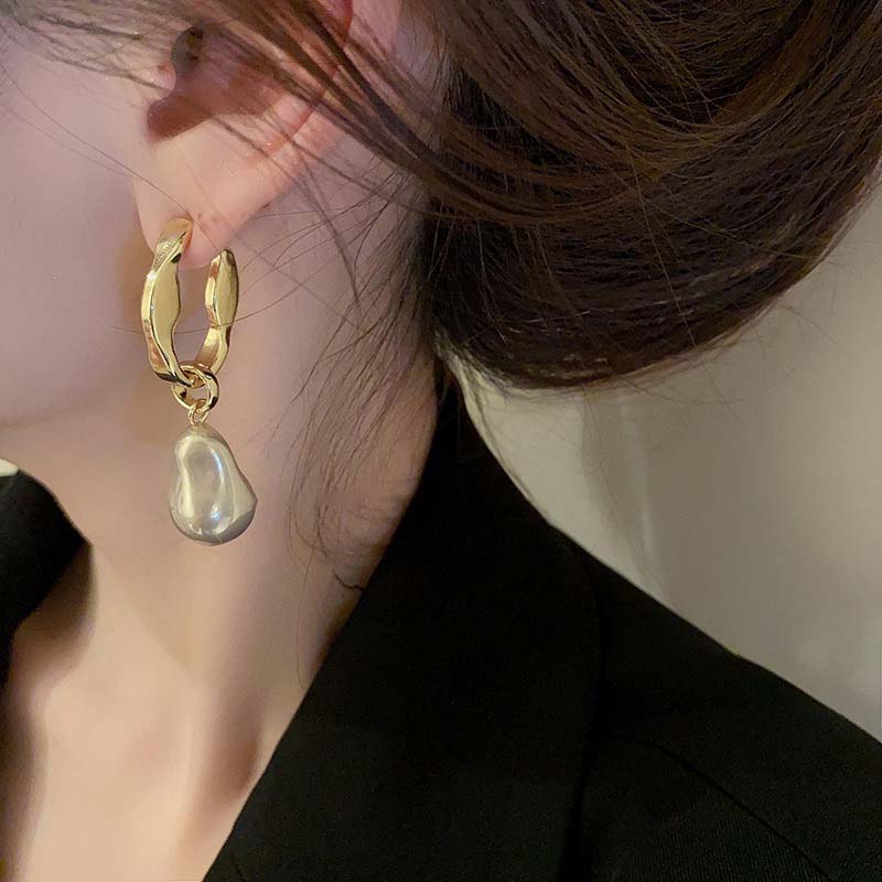 2025 New French Elegant Gold Color Irregular Pearls Pendant Earrings for Women Vintage Baroque Imitation Pearl Earrings Jewelry