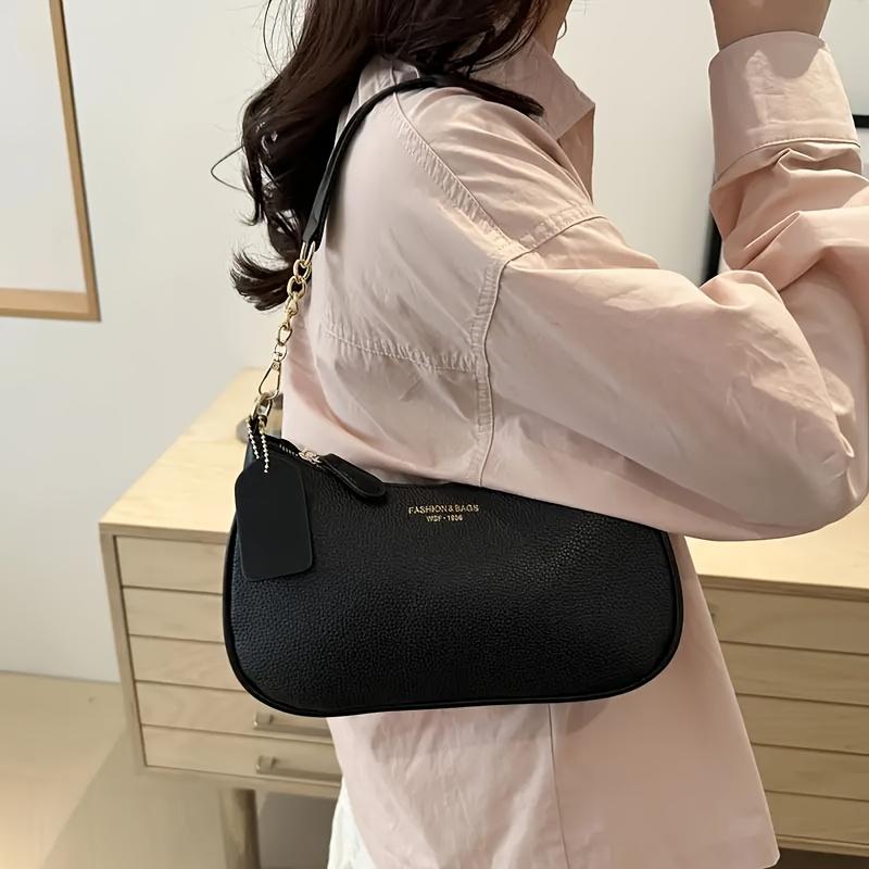 Ležérní stylová taška přes rameno s nastavitelným popruhem, elegantně navržená pro nošení pod paží, vhodná pro volný čas, do práce i na párty.