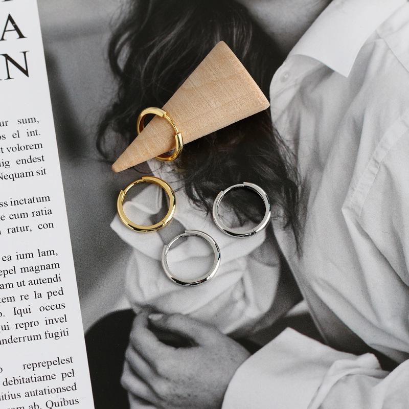 Orecchini a cerchio in oro 9 carati Aeon. 10 mm*10 mm. Orecchini a cerchio ipoallergenici in oro 9 carati per donna. - Italia