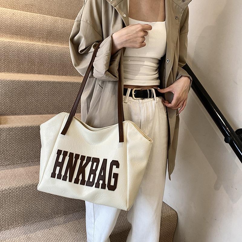 Casual bag women's large-capacity new autumn and winter versatile retro shoulder bag is now popular commuter tote bag