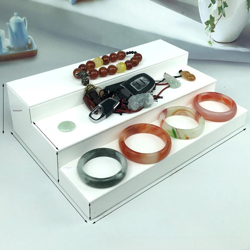 Suport de Expunere Bijuterii din Catifea pentru Inele & Brățări - Formă Trapezoidală cu Accente Aurii și Argintii