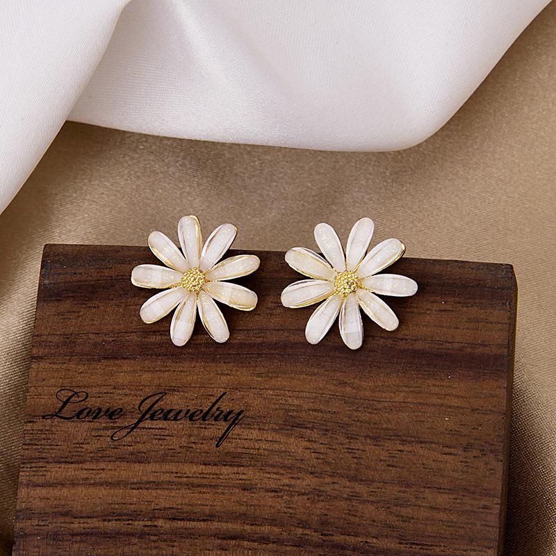 

Sweet Cute White Small Daisy Flower Acrylic Crystal Stud Earrings for Women Girl Temperament Charm Piercing Zircon Accessories белый