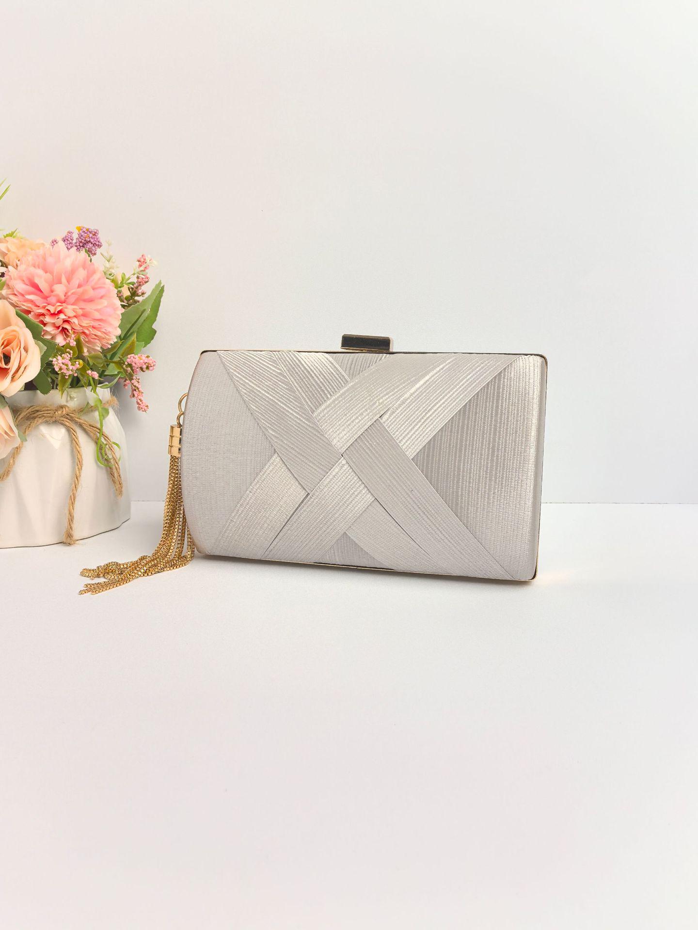 

Женский вечерний клатч кроссбоди с кисточкой серебряный