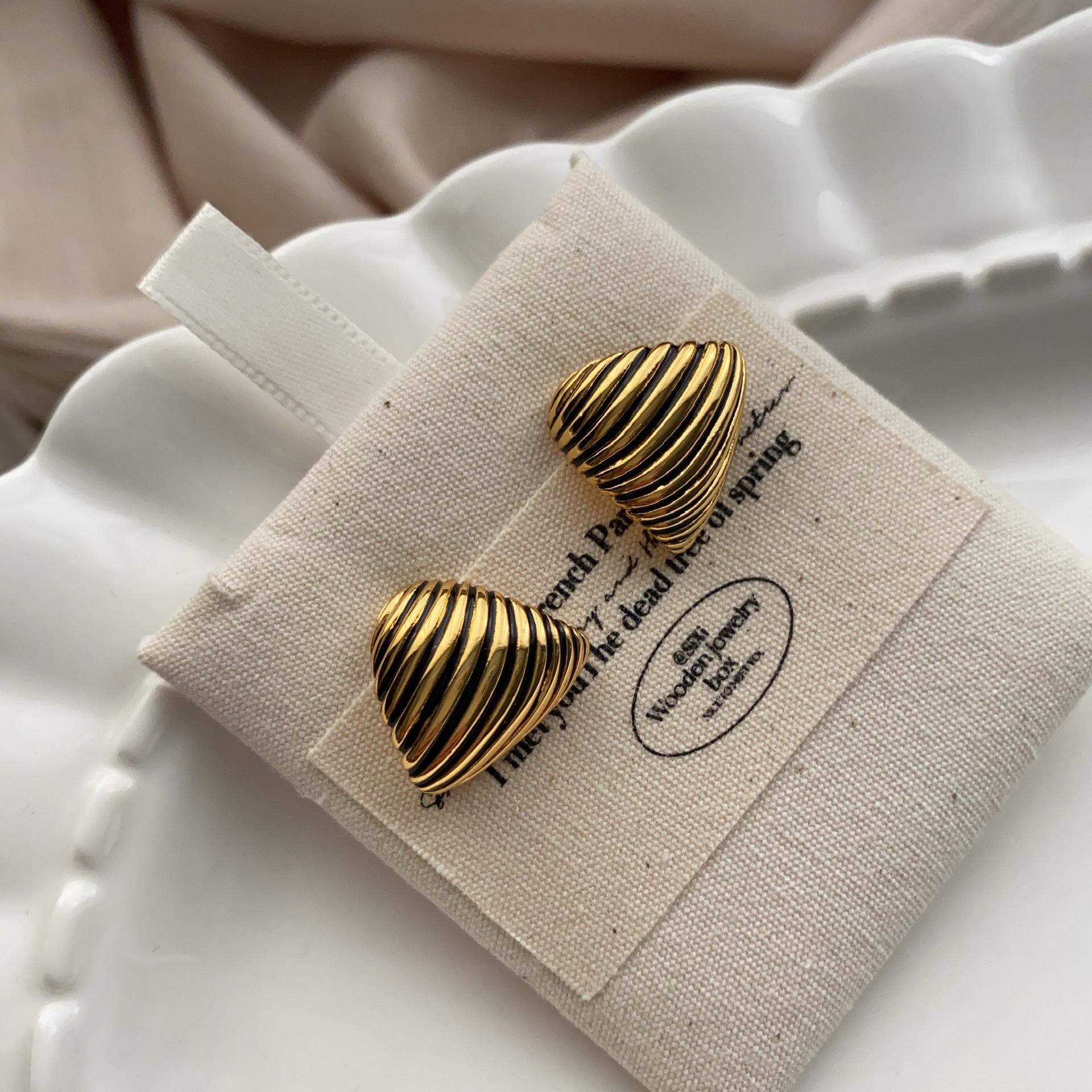 

Fashion commuting Simple lines Texture design Sense of love Styling stud earrings Temperament Fashion Versatile Casual style earrings