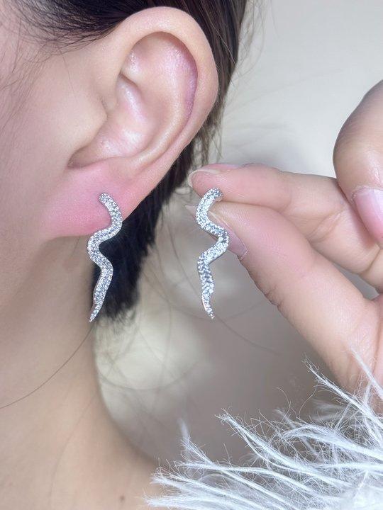 

Full zirconium snake earrings, zircon twisted snake earrings, a two-wear personalized stud earrings, fashion temperament earrings for women срібний