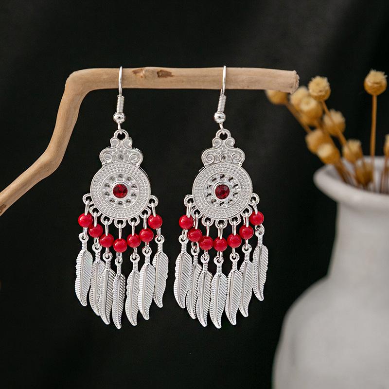 Boucles d'oreilles pendantes à pompons de plumes ethniques - Style argent Miao imitation, article touristique populaire, design mignon de haricot.