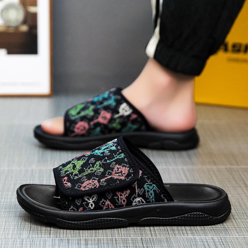 

Тапочки мужские летние 2025 года, новая верхняя одежда, нескользящая и износостойкая, одно слово, модные пляжные повседневные классные тапочки 44