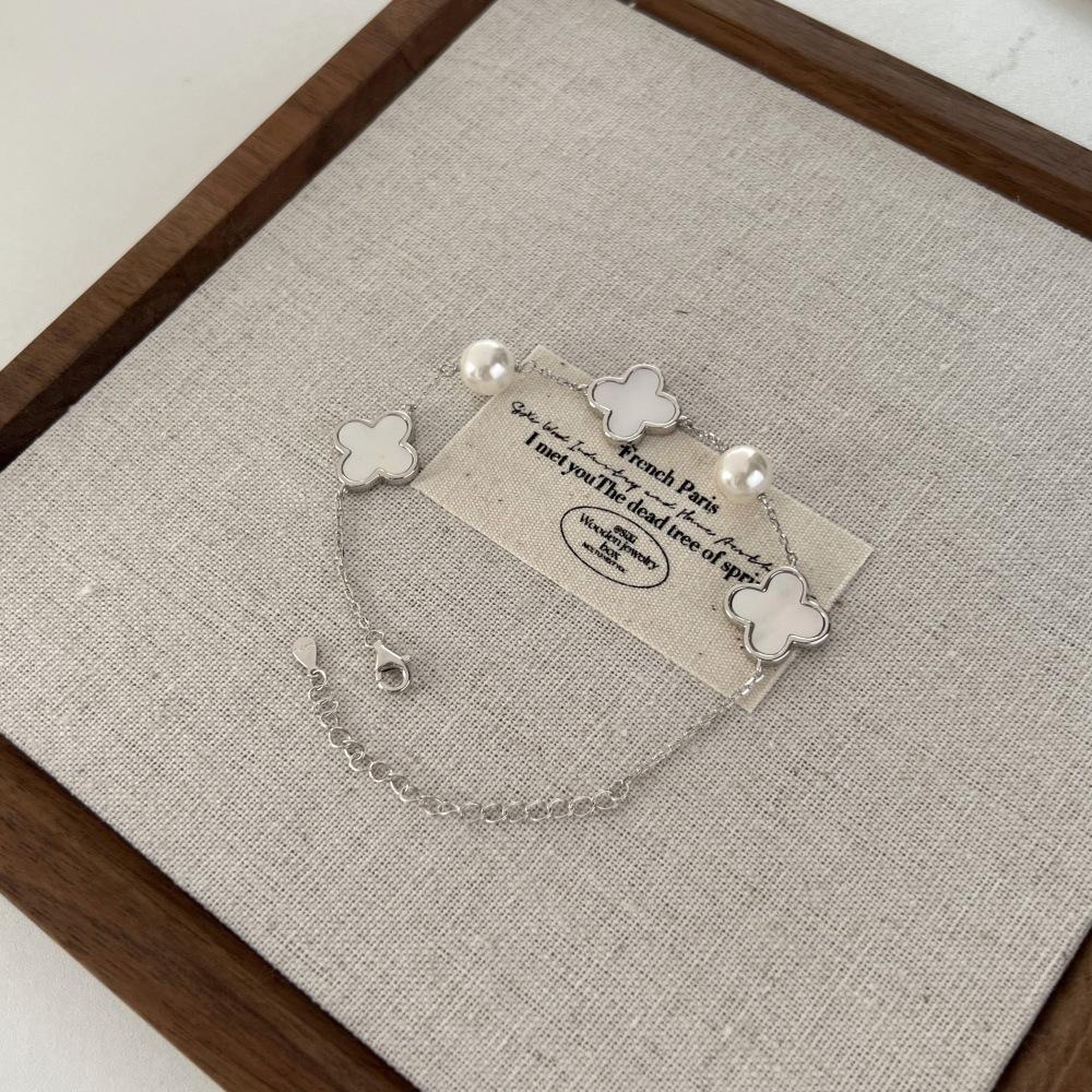 Vierblättriges Kleeblatt Armband, Perlen Armband mit weißer Perlmutt-Einlage, Einfaches leicht luxuriöses Design Armband