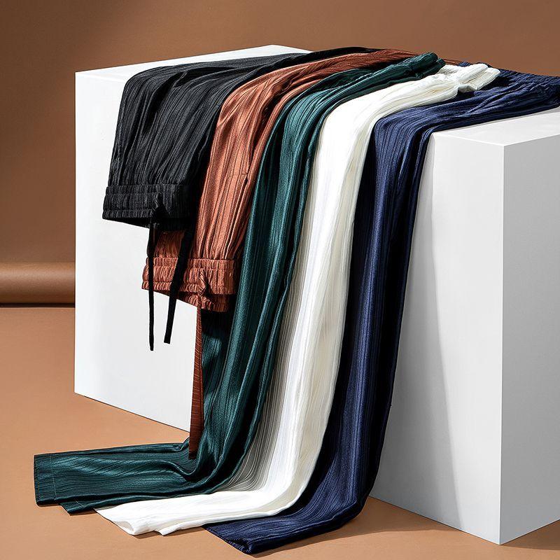 Calças casuais masculinas finas de triacetato respiráveis, plissadas, soltas e confortáveis, de verão, com pernas retas e largas