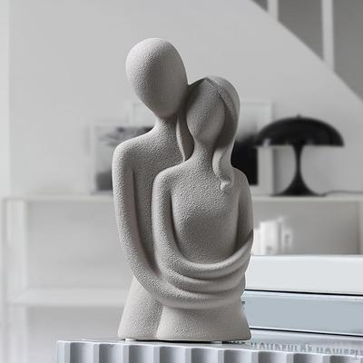 20cm Socha milenců, Keramická figurka páru objímajícího se zezadu, Sochařská práce vyřezávaná pro
