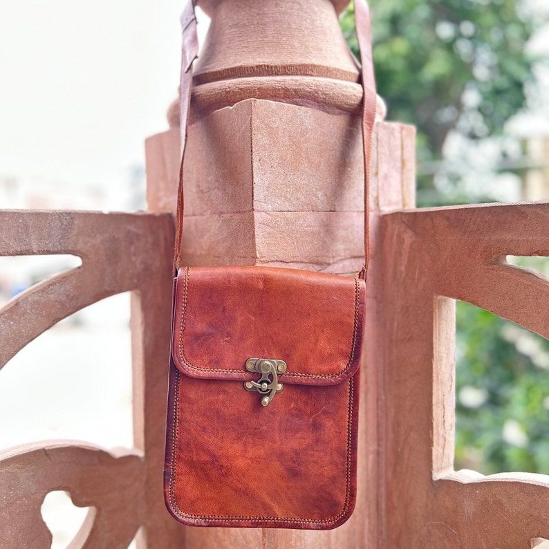 

Натуральная кожа Вертикальный половинный замок C, маленький 7 x 9 x 2 in коричневый