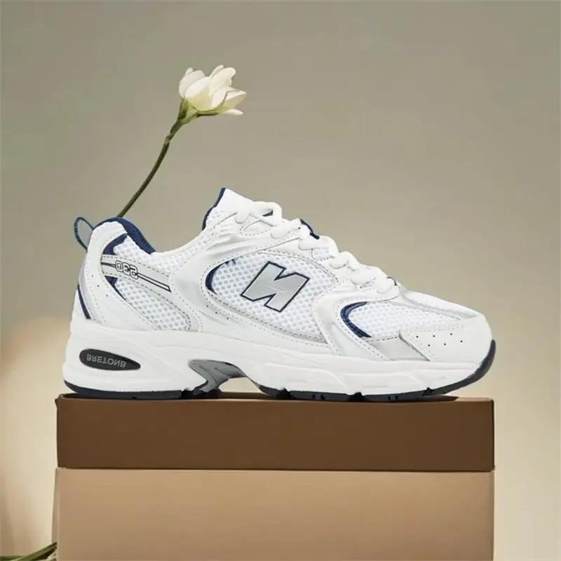 Nowe codzienne małe białe buty Wszechstronne, oddychające, podwyższone buty sportowe i europejskie oraz amerykańskie trendy budzące buty codzienne