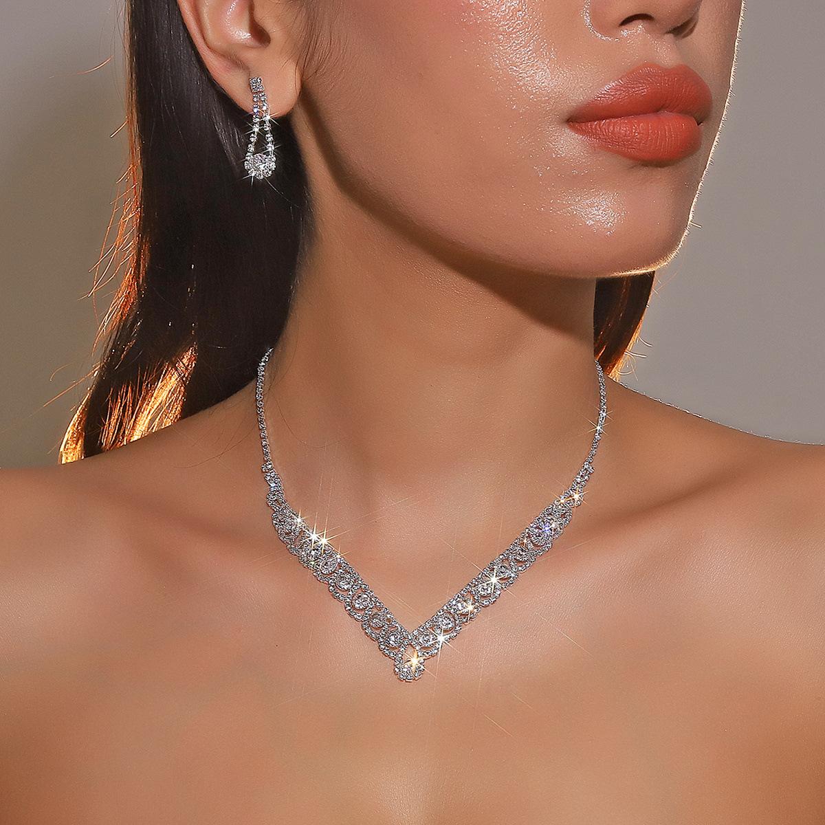 

Temperament Luxury Shiny Rhinestone Necklace Earrings Two-piece Set