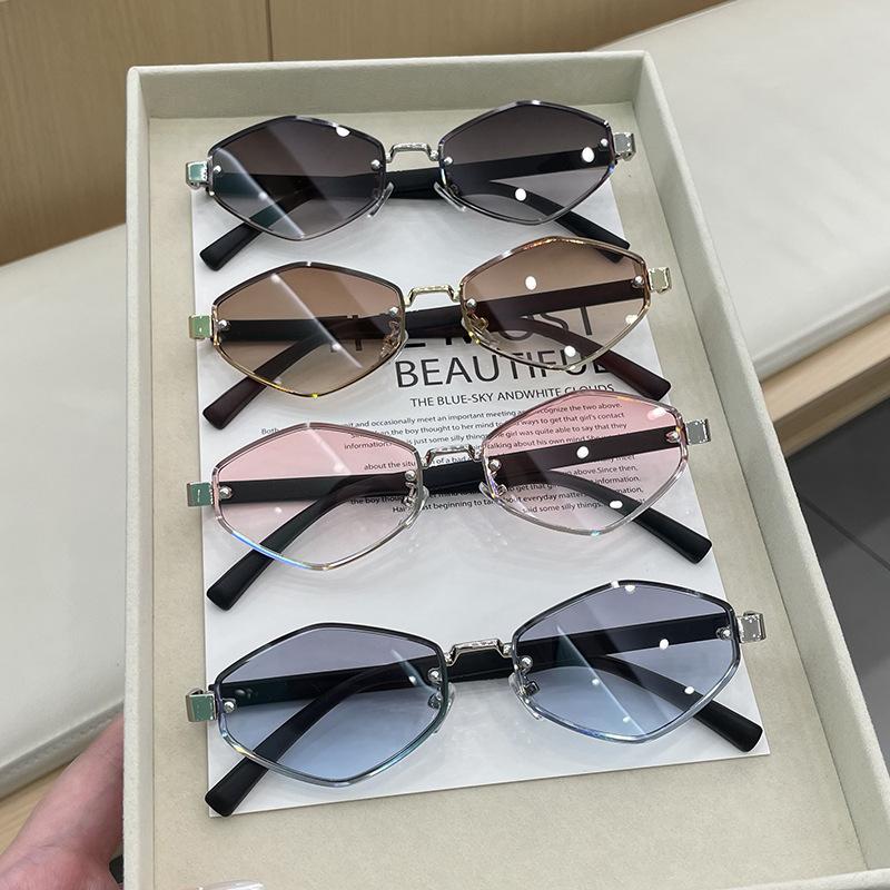 Fashion Small Polygonal Sunglasses Women Metal Rhombus Sun Glasses Ladies Hipster Sexy Cat Eye Shades Vintage