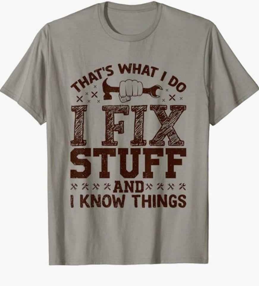 

Вот что я делаю Я чиню вещи И я знаю вещи Смешная футболка Классическая футболка S