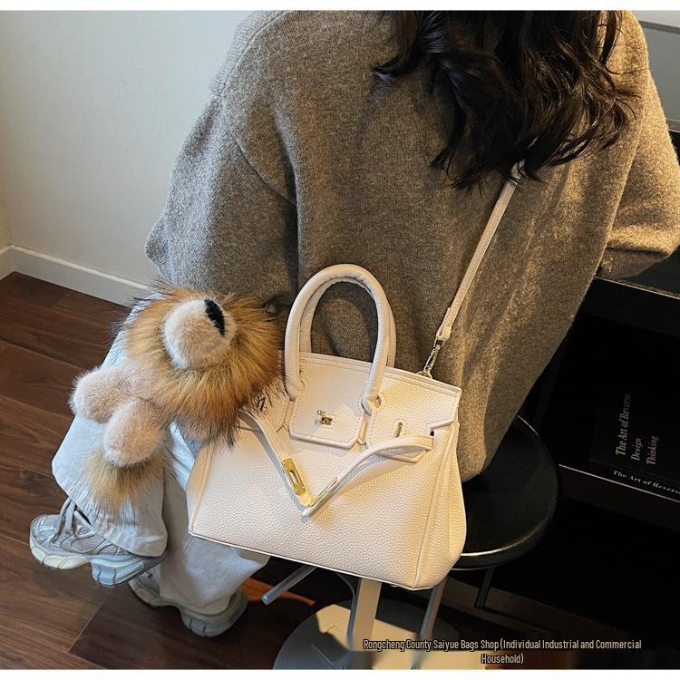 

European-American Crossbody and Shoulder Handbag: Classic, Versatile, Elegant Platinum Bag for Autumn and Winter Without Pendant білий