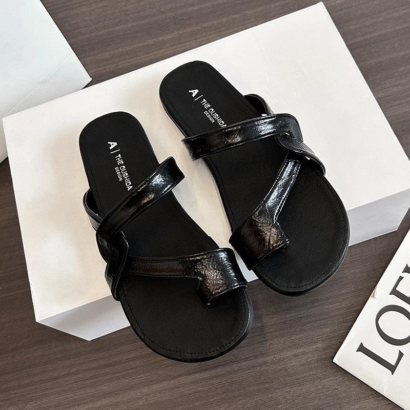 High-value cool slippers women's summer outer wear 2025 new flat bottom low heel soft bottom going out beach one-word drag