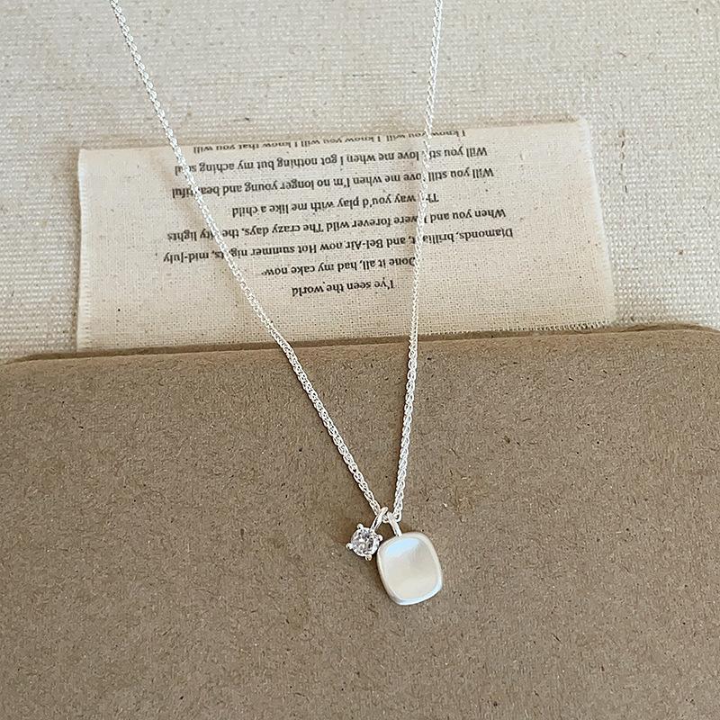 

Текстурированное матовое ожерелье из металла с подвеской в виде кубического сахара с цирконием для женщин, нишевая индивидуальность, модный темперамент, универсальная цепочка на шею, цепочка на свитер