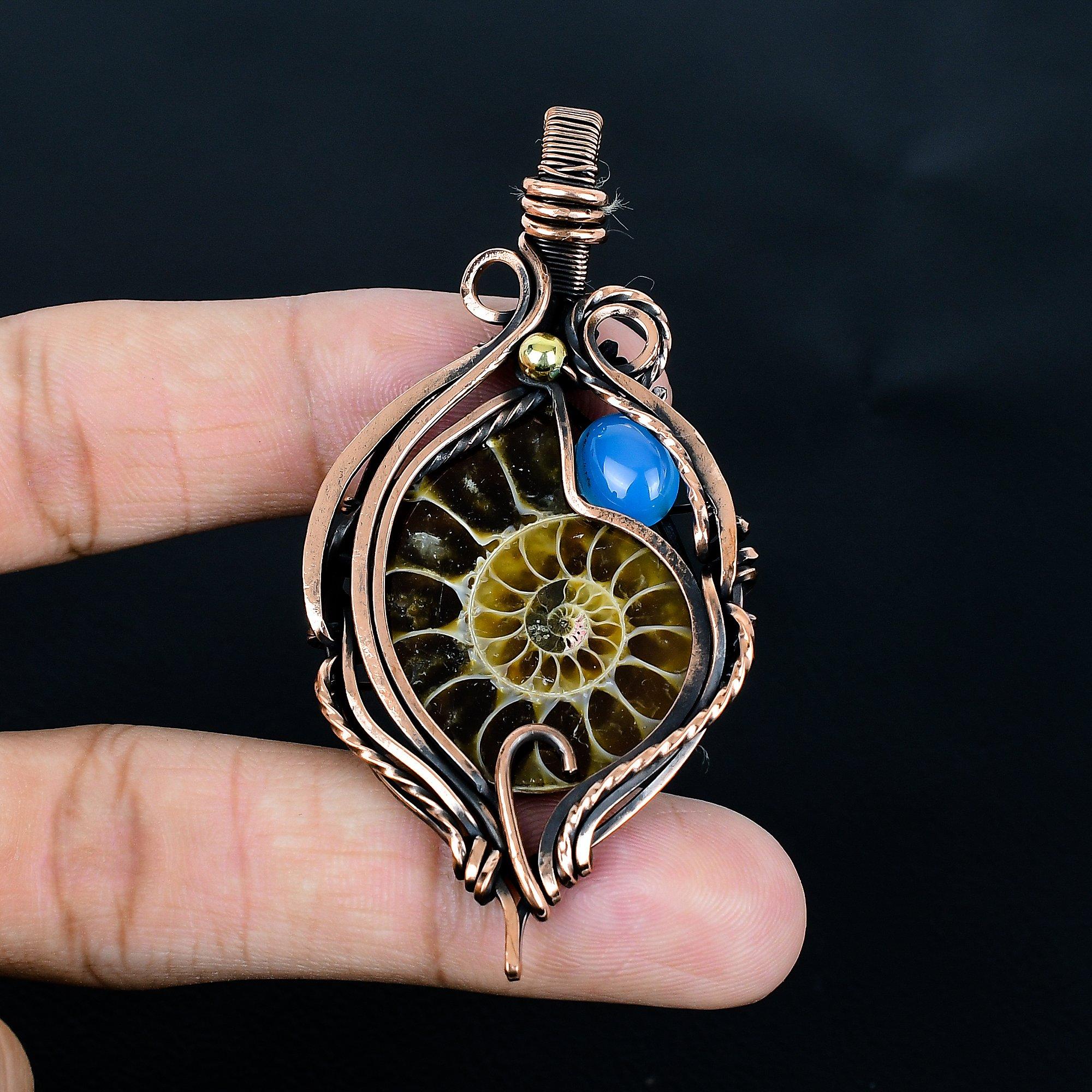 

Подвеска с окаменелостью аммонита, обернутая медной проволокой 999 пробы, подвеска из драгоценного камня ручной работы на День памяти 2.55 Inches