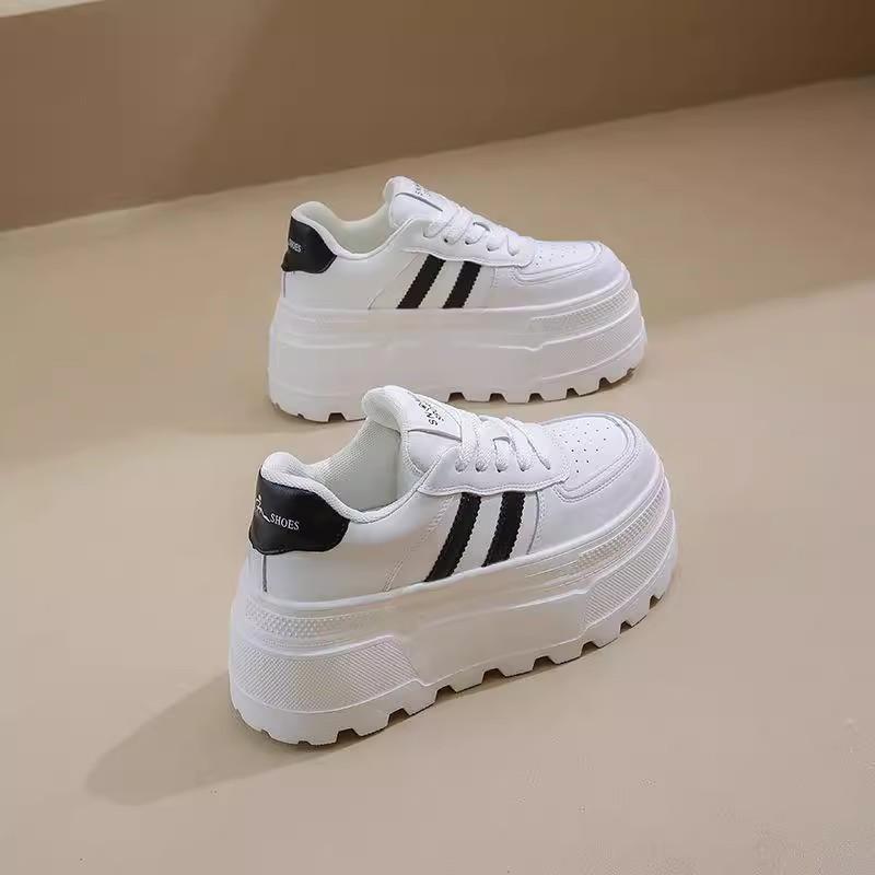 The muffin increases the height of the little white shoes and the thick baseplate shoes. The new small man shows the height of the versatile