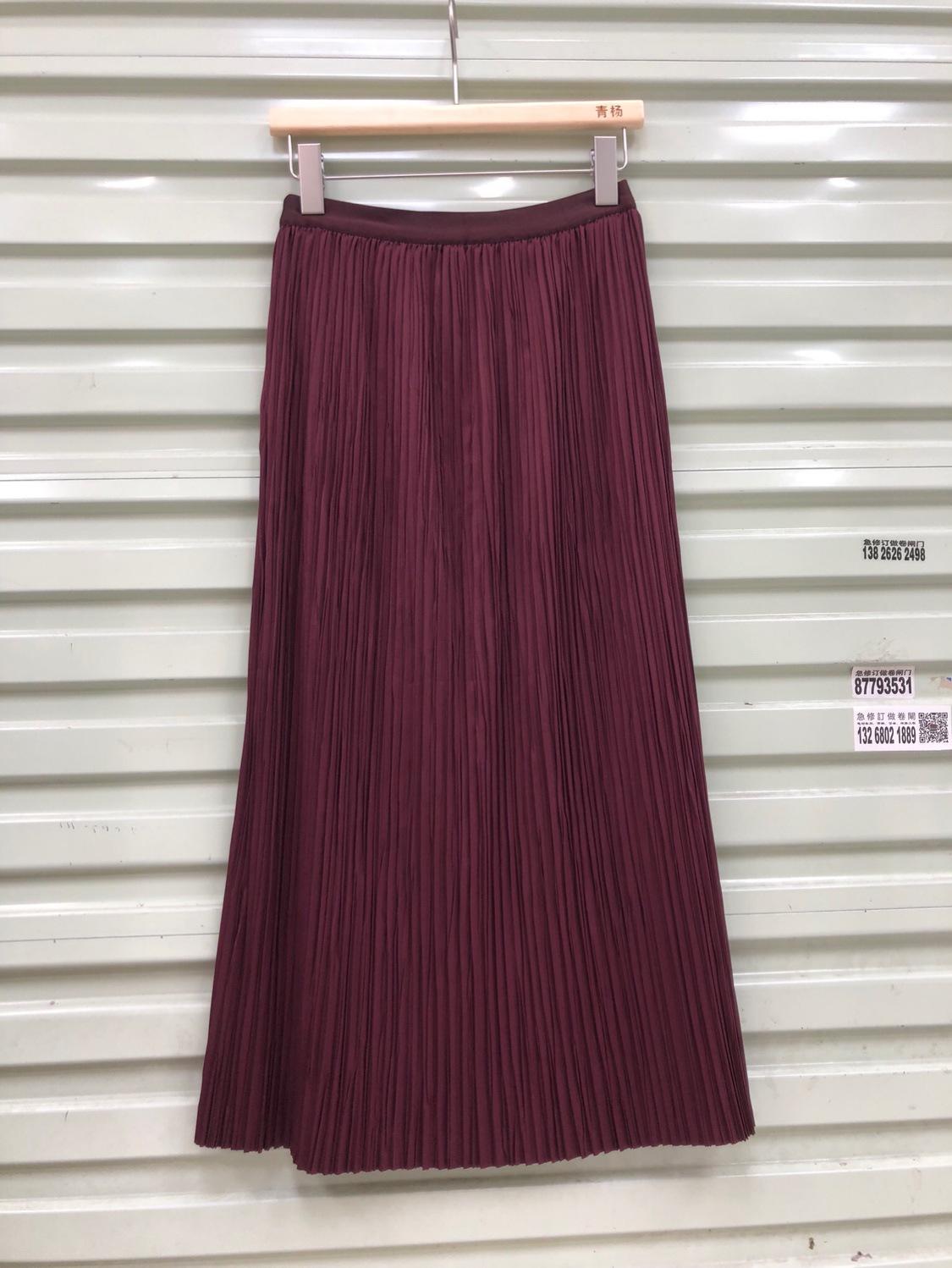 

2025 весенний элегантный темперамент, тонкая, не вертикальная бедра, стильная плиссированная маленькая А-образная однотонная плиссированная юбка, юбка One size