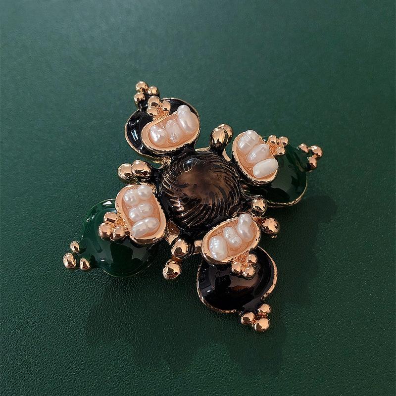 Women Palace Baroque Pearl Enamel Cross Brooches Pins Creative Vintage Suit Coat Jewelry Wedding Party Retro Brooch Pin For Lady