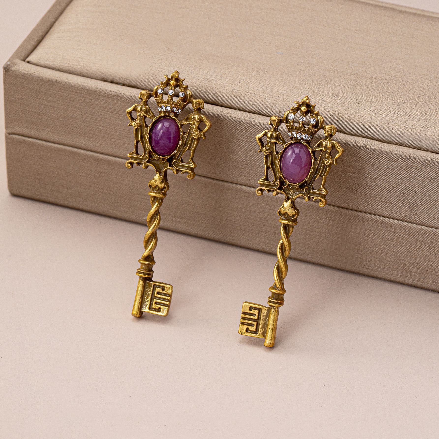 

Модные серьги-подвески для женщин золотой