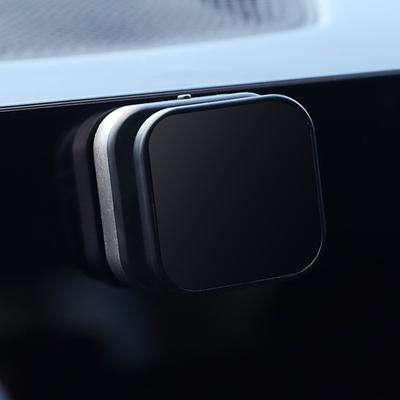 Magnetische smartphonehouder voor de voorruit met vacuümzuignap, 360 graden draaibaar voor navigatie en videogesprekken.