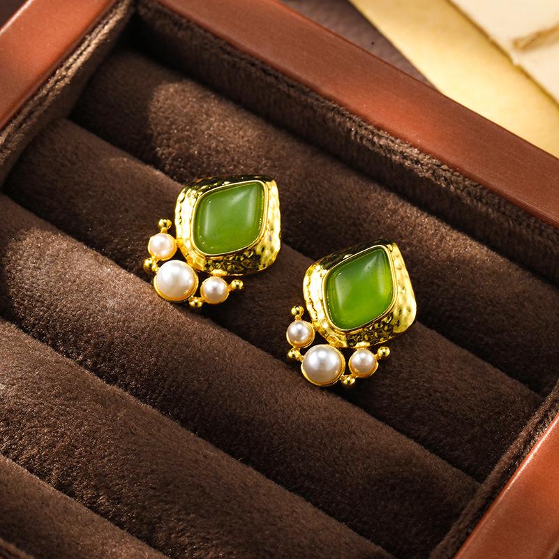 Elegant Retro Pearl Stud Earrings with Silver Needle - Women's High-End Autumn Winter Fashion