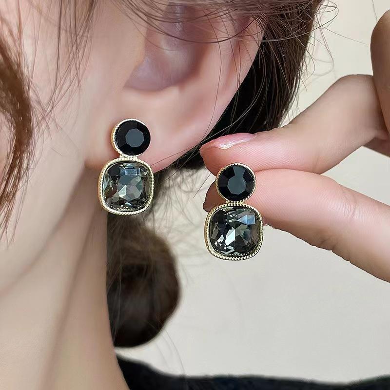 Retro Black Xiaoxiangfeng Stud Earrings Women's Fashion Elegance Temperament High-end Earrings Bow Love Versatile Earrings